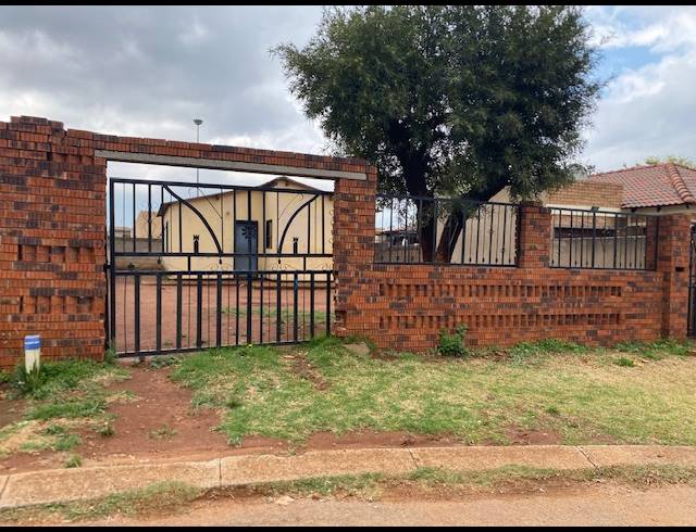 2 BEDROOM HOUSE FOR SALE IN VOSLOORUS EXT 14